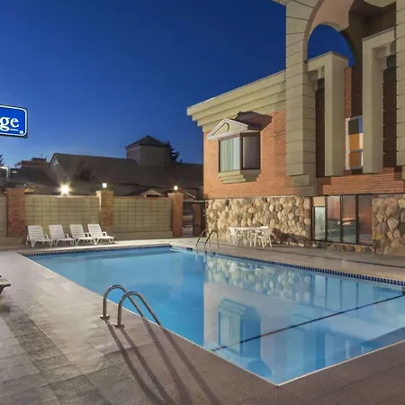 Travelodge By Wyndham Calgary South-3